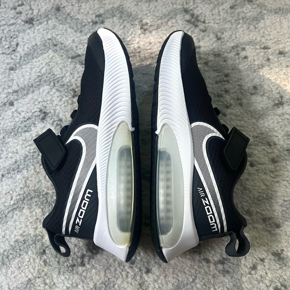 NWOT Nike Air Zoom Arcadia Boys Running Shoes Tennis Shoes Black White Sneakers - Picture 7 of 13